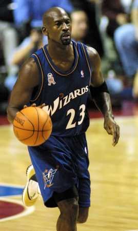 Michael Jordan con uniforme de Washington Wizards y una pelota de básquet